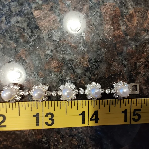 NWT Elegant Faux Pearl and Austrian Crystal Jewelry Set - Picture 8 of 8